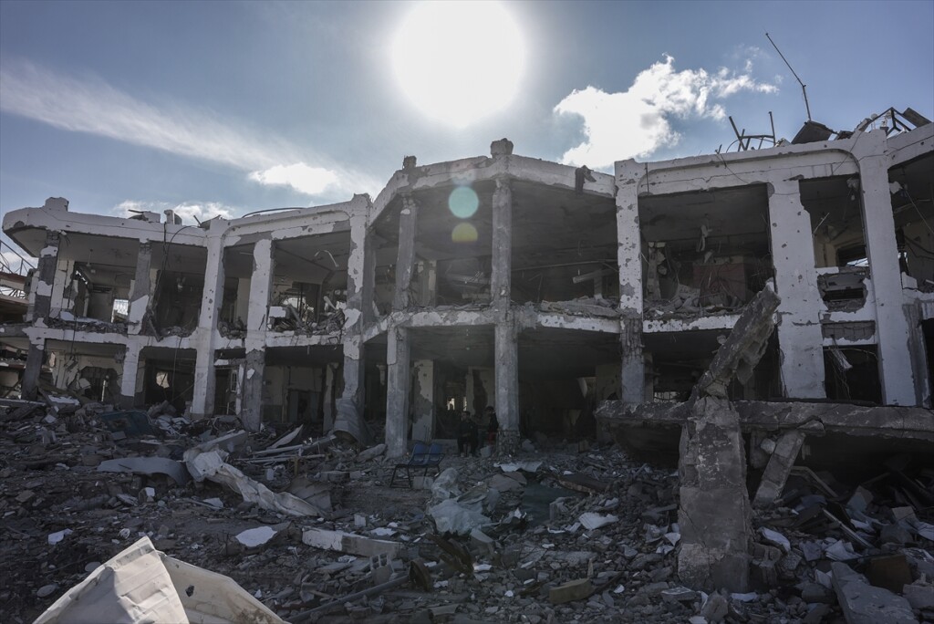 İsrail ordusunun çekildiği Refah kentindeki El Naccar Hastanesi ve çevresinden geriye enkaz kaldı