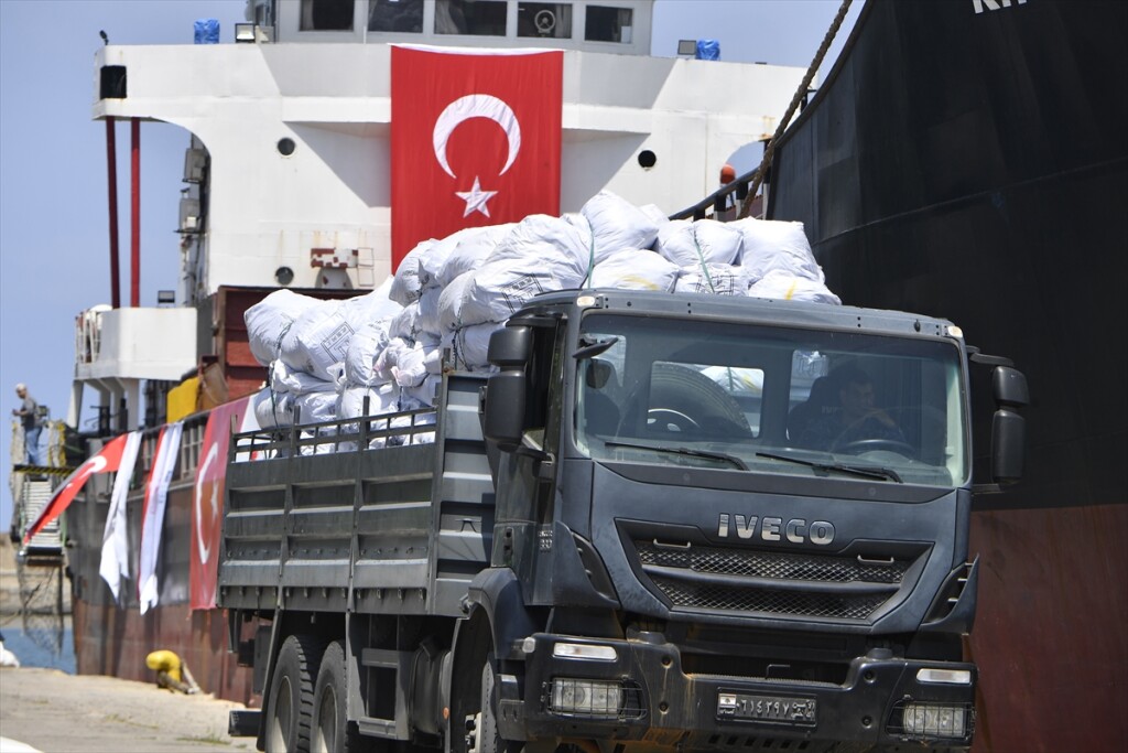 Türkiye'den, Lübnan'da savaş nedeniyle yerinden edilenlere 730 tonluk insani yardım