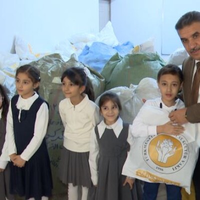 Hava soğudu, dayanışma ısındı: Türkmen öğrencilerine mont dağıtımı yapıldı