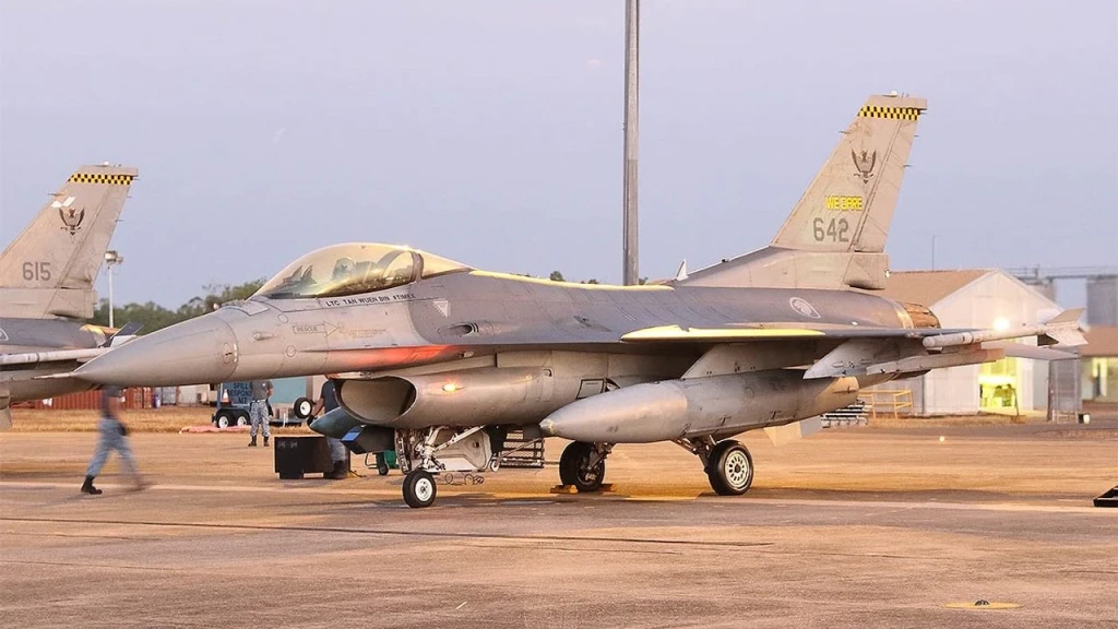 Singapur'da F-16 savaş uçağı düştü