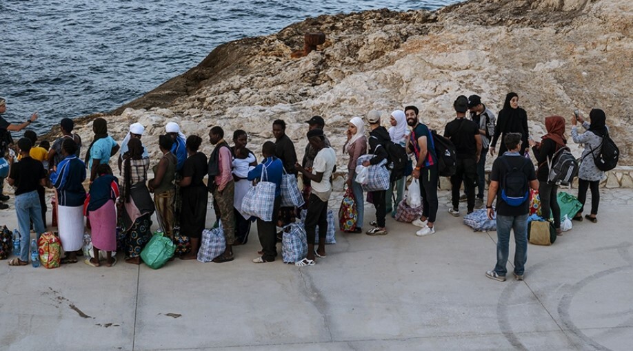 Akdeniz'deki İtalyan adası Lampedusa'ya düzensiz göçmenler gelmeye devam ediyor