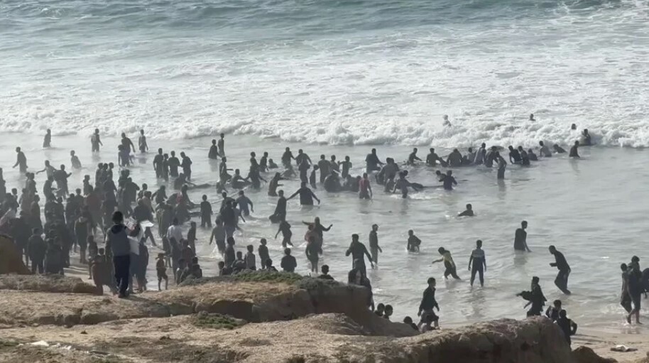 Gazzeliler, denize düşen yardımlara ulaşmaya çalışırken boğulma tehlikesiyle karşı karşıya kalıyor