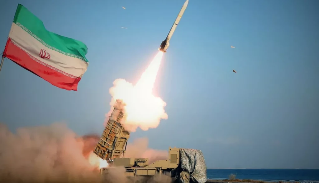 İran, Katar'daki ABD üslerine füze ile saldırmaya başladı