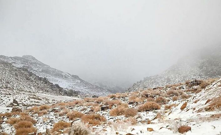 Kuveyt'te dolu, Suudi Arabistan'da kar yağdı
