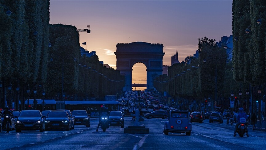 Paris'te 2 yıl sonra hava sıcaklığı gün içinde ilk defa sıfırın üstüne çıkmadı