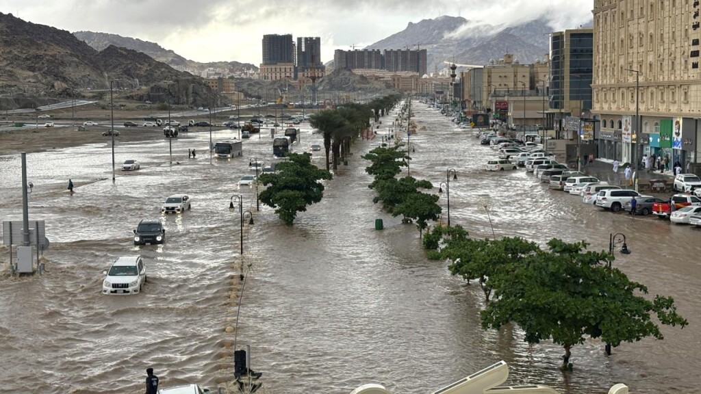 Mekke'de şiddetli yağmur ve dolu etkili oldu