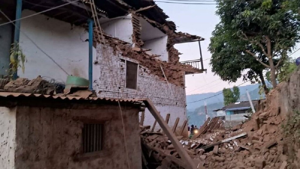 Nepal'de 5,6 büyüklüğünde deprem: 128 can kaybı