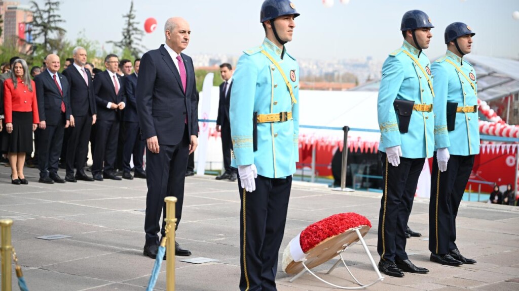 TBMM Başkanı Kurtulmuş, Meclis'teki Atatürk Anıtı'na çelenk bıraktı