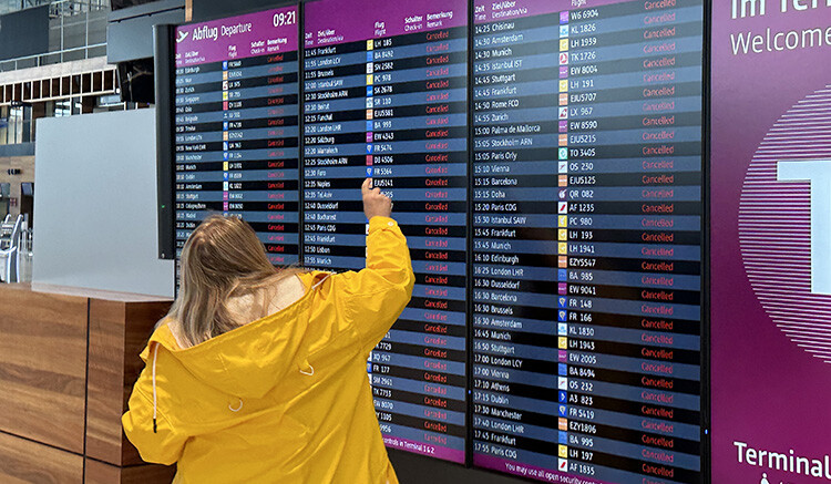 Almanya’da 4 havalimanında yapılan uyarı grevleri sebebiyle yüzlerce uçuş iptal oldu