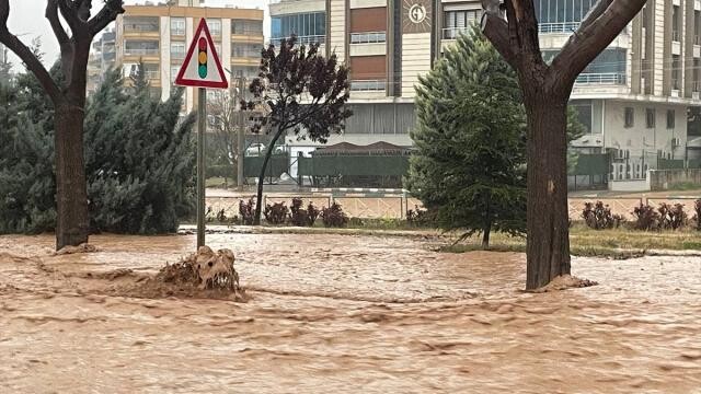 Şanlıurfa'yı sel vurdu: Caddeler göle döndü, otomobiller sürüklendi