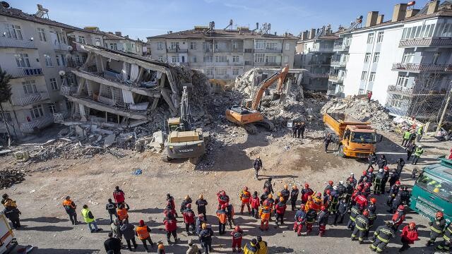 Türkiye'deki Depremlerde 11 Iraklı Hayatını Kaybetti