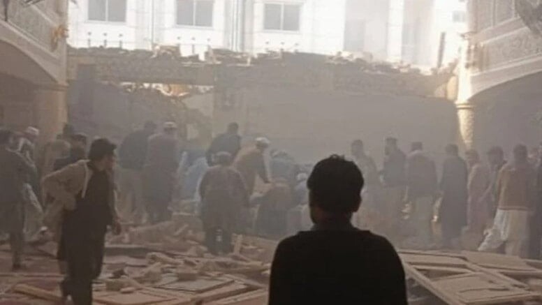 Pakistan'da karakola bombalı saldırı: 8 polis öldü