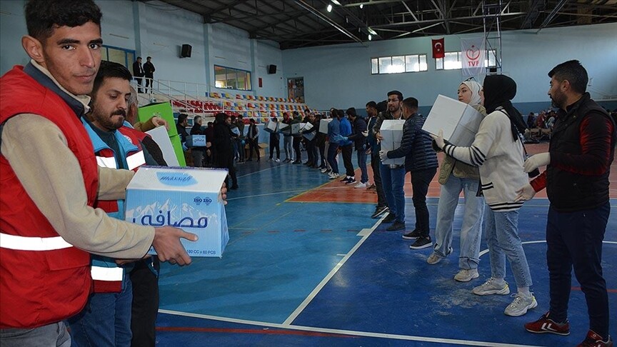 Türkmenler depremzedeler için yaşam malzemesi yardımında bulunmaya devam ediyor