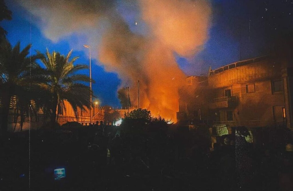 Bağdat’ta İsveç Büyükelçiliği ateşe verildi