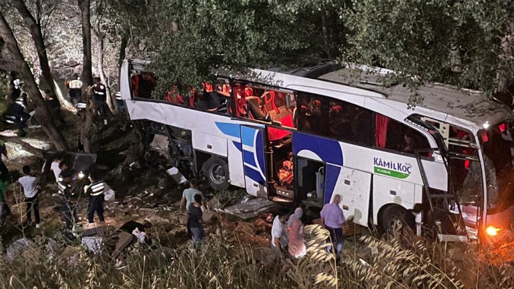 Yozgat'ta yolcu otobüsü uçuruma yuvarlandı: 12 kişi hayatını kaybetti