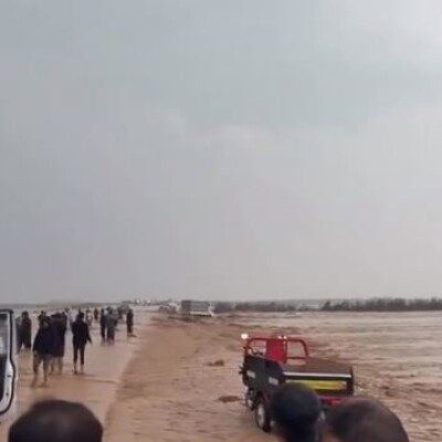 Tuzhurmatu’da sel felaketi yolları kapattı