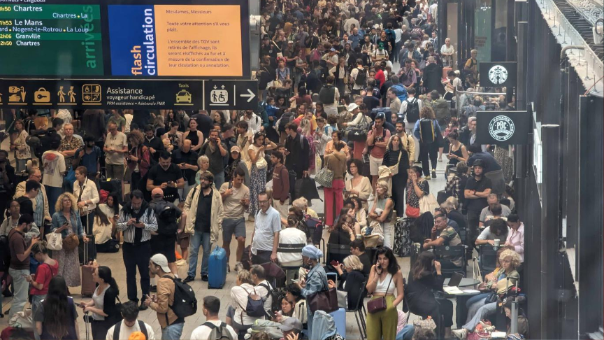 Olimpiyatlara ev sahipliği yapan Fransa'da açılış öncesi tren hatları devre dışı kaldı