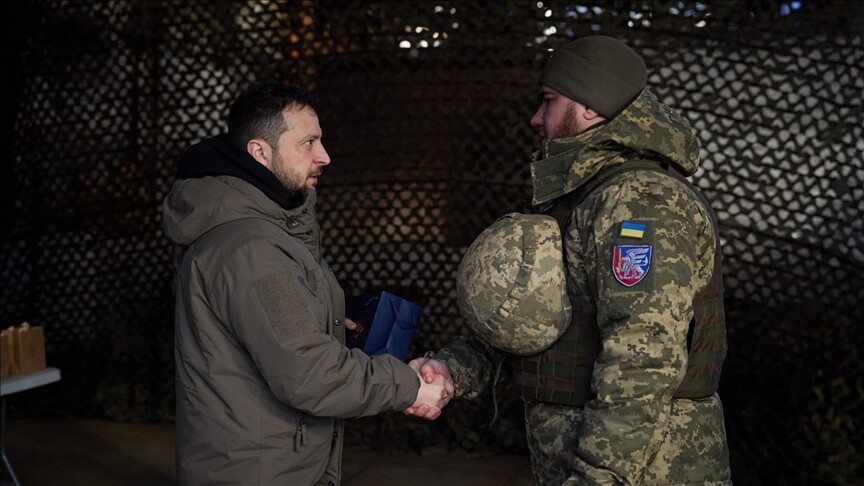 Ukrayna Devlet Başkanı Zelenskiy, savaşın en yoğun yaşandığı Bahmut'u ziyaret etti