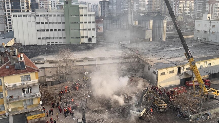 Konya'da çöken binanın enkazından 3 kişi sağ kurtarıldı, 2 kişinin cansız bedenine ulaşıldı