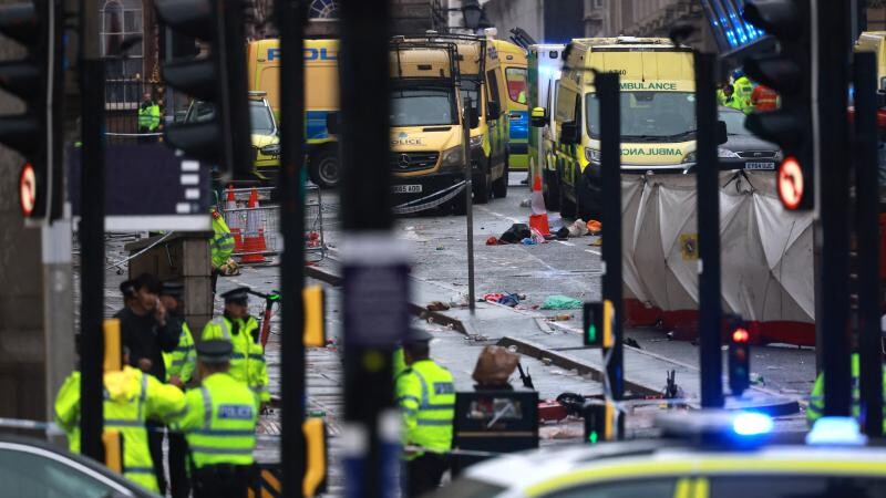 İngiltere'de bir araç kalabalığa daldı