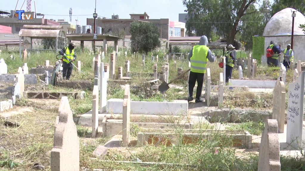 Kerkük’te bayram öncesi mezarlıklar temizleniyor