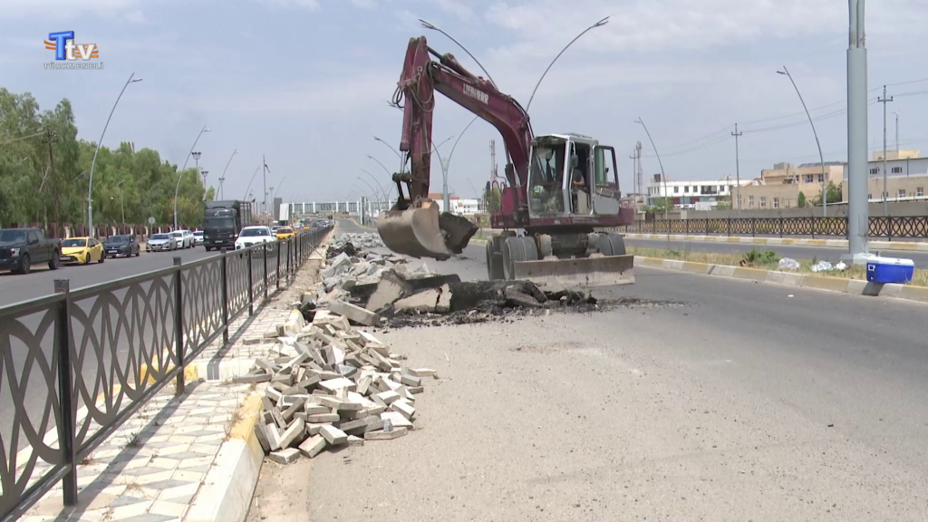 Kerkük’te bozuk yollar yenileniyor.