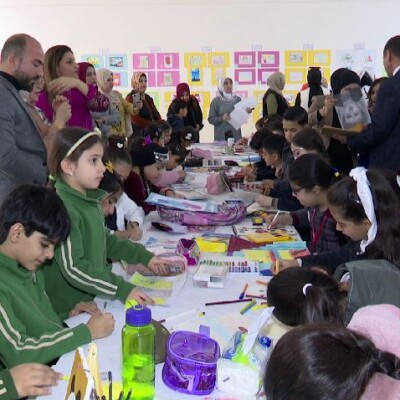 Kerkük’te ilkokul öğrencilerinden geniş katılımlı resim sergisi
